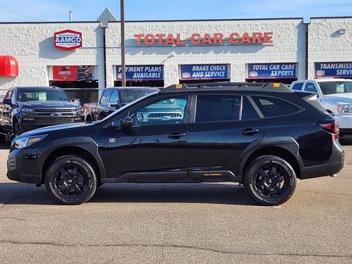 Crystal Black Silica 2023 Subaru Outback Wilderness