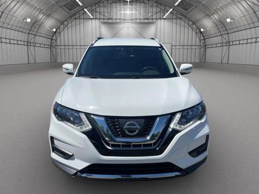 White 2017 Nissan Rogue SV