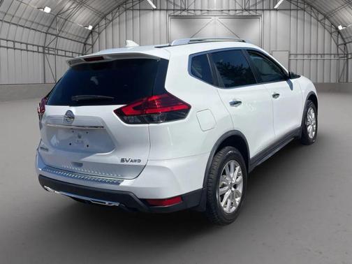 White 2017 Nissan Rogue SV