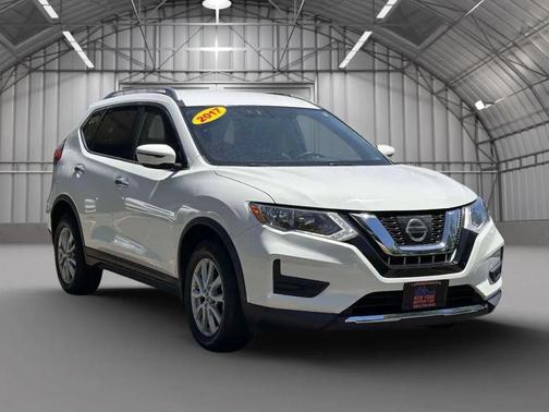 White 2017 Nissan Rogue SV