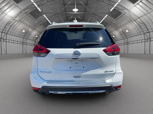 White 2017 Nissan Rogue SV
