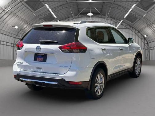 White 2017 Nissan Rogue SV