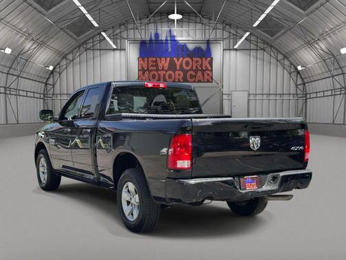 Diamond Black Crystal Pearlcoat 2019 RAM 1500 Express
