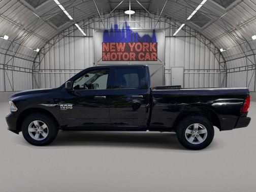 Diamond Black Crystal Pearlcoat 2019 RAM 1500 Express