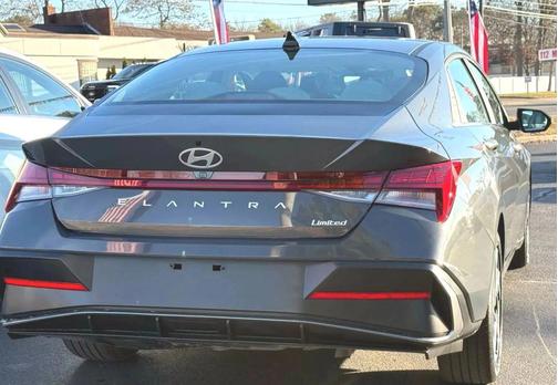 2025 Hyundai ELANTRA Limited