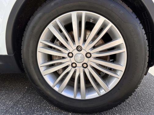 White 2019 Land Rover Discovery HSE