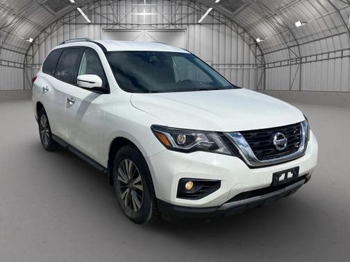 White 2018 Nissan Pathfinder SV