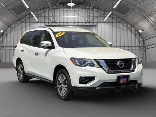 White 2018 Nissan Pathfinder SV