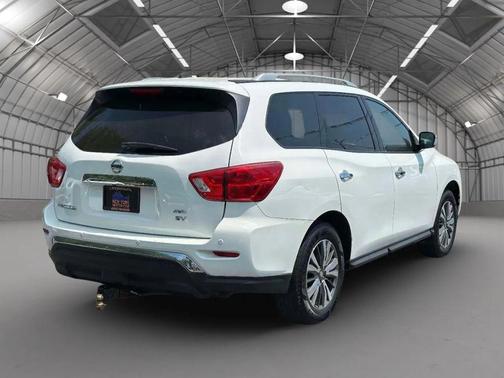 White 2018 Nissan Pathfinder SV