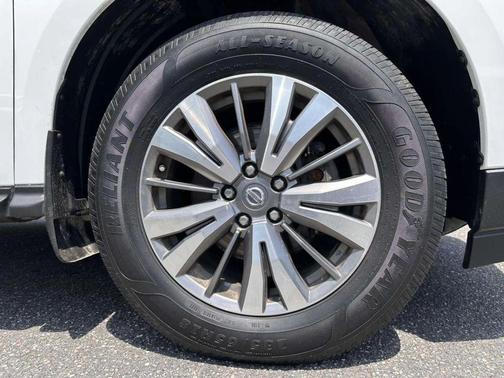 White 2018 Nissan Pathfinder SV