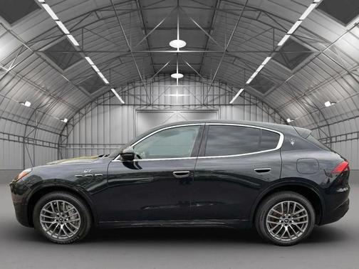 Nero Tempesta Metallic 2024 Maserati Grecale GT