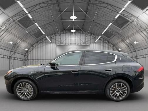 Nero Tempesta Metallic 2024 Maserati Grecale GT