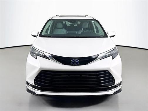2024 Toyota Sienna XLE 8 Passenger