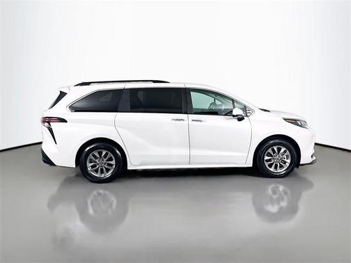 2024 Toyota Sienna XLE 8 Passenger