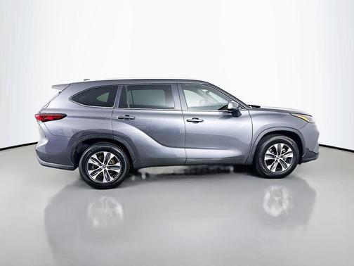Magnetic Gray Metallic 2023 Toyota Highlander XLE