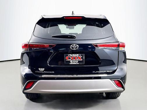 Midnight Black Metallic 2026 Toyota Highlander Platinum