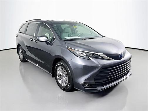 2025 Toyota Sienna XLE 8 Passenger