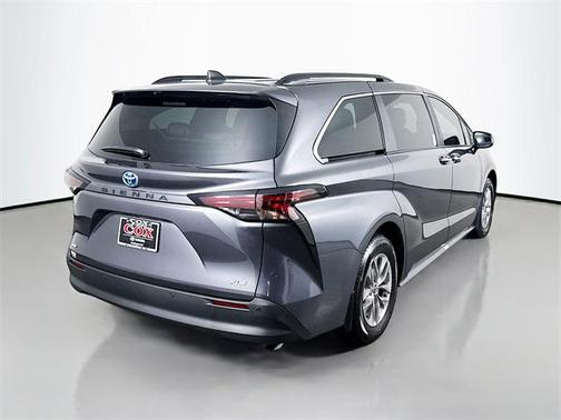 2025 Toyota Sienna XLE 8 Passenger