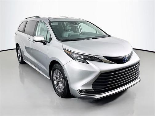 2024 Toyota Sienna XLE 8 Passenger