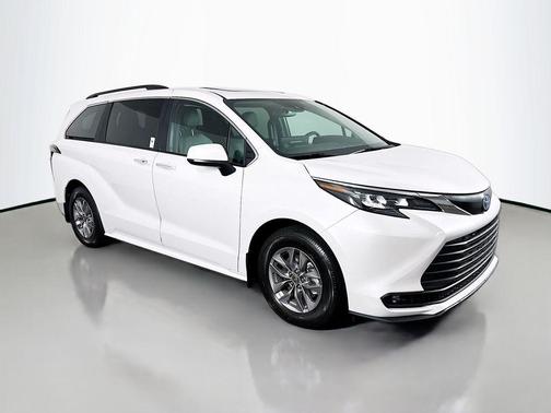 2025 Toyota Sienna XLE