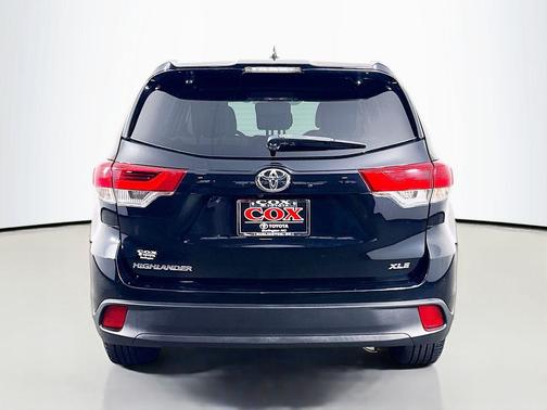 Midnight Black Metallic 2019 Toyota Highlander XLE