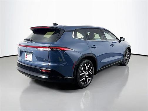 2025 Toyota Crown Signia XLE