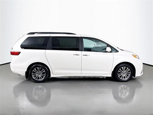 2018 Toyota Sienna XLE