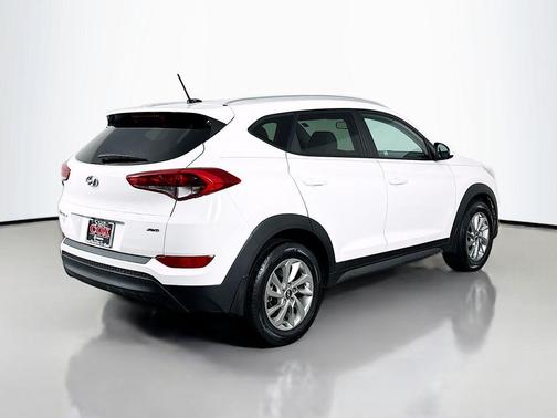 Winter White 2016 Hyundai TUCSON SE