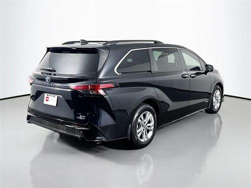 2021 Toyota Sienna XSE 7 Passenger