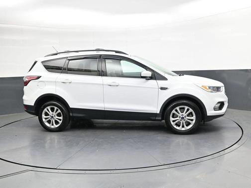 Oxford White 2018 Ford Escape SE