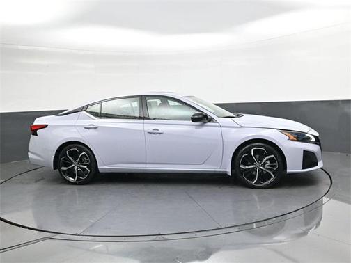 2025 Nissan Altima SR FWD