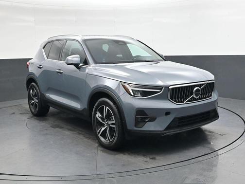 2023 Volvo XC40 B4 Plus Bright Theme