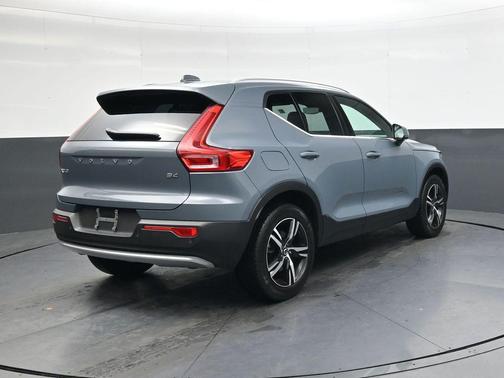 2023 Volvo XC40 B4 Plus Bright Theme
