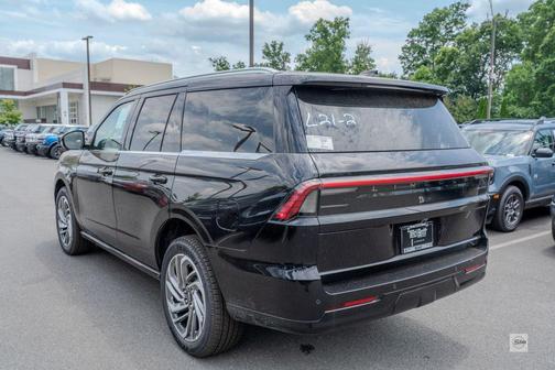 Infinite Black Metallic 2026 Lincoln Navigator Reserve