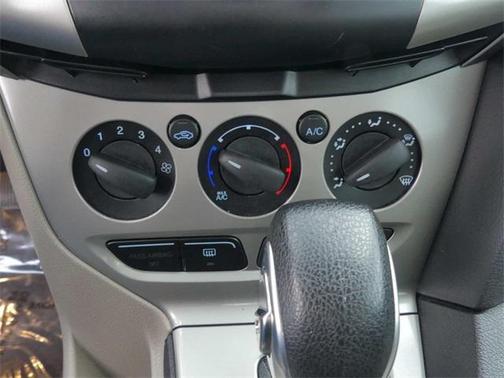 Photo 5 of 28 of 2014 Ford Focus SE