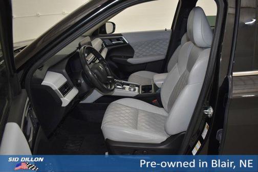 Labrador Black Pearl 2022 Mitsubishi Outlander SEL 2.5 S-AWC