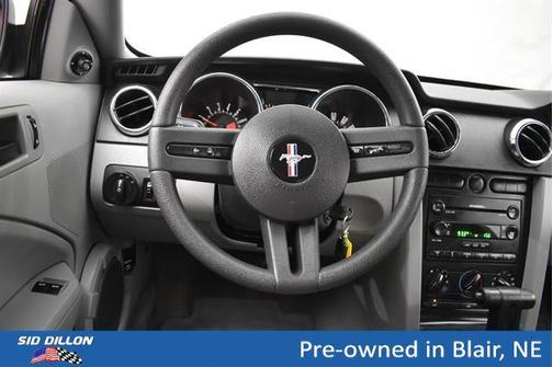 Performance White 2005 Ford Mustang Premium