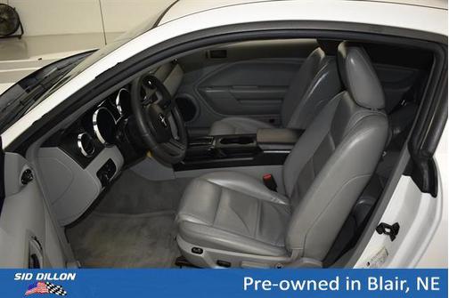 Performance White 2005 Ford Mustang Premium