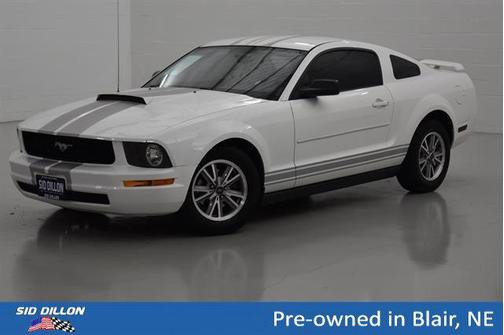 Performance White 2005 Ford Mustang Premium