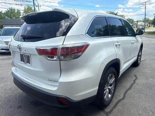 White 2016 Toyota Highlander LE Plus