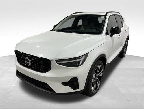 2025 Volvo XC40 B5 Plus Dark Theme