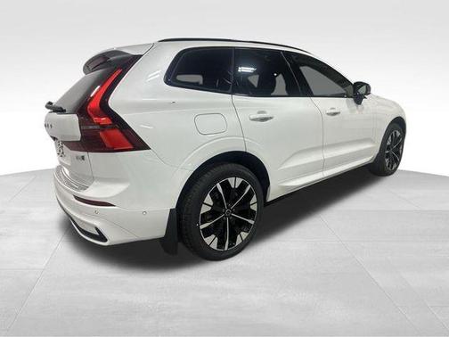 Crystal White Metallic 2026 Volvo XC60 B5 Plus