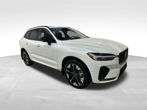 Crystal White Metallic 2026 Volvo XC60 B5 Plus