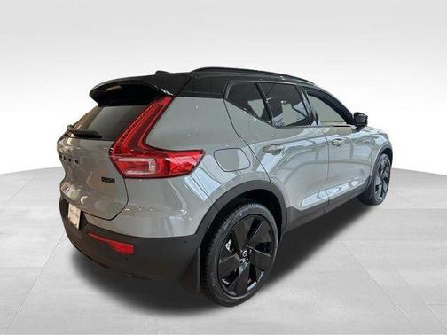 Metallic 2026 Volvo XC40 B5 Ultra Black Edition