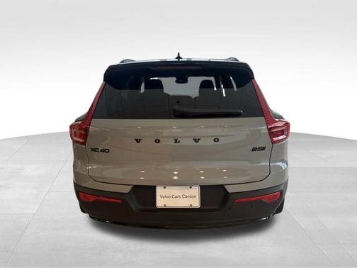 Metallic 2026 Volvo XC40 B5 Ultra Black Edition