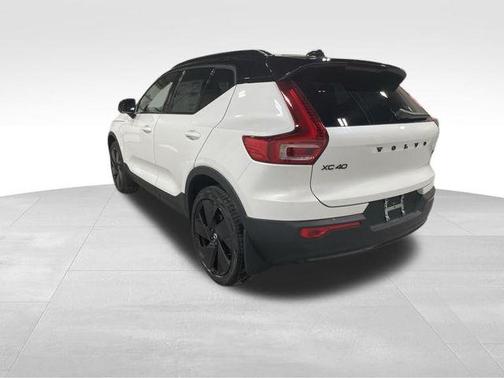 2026 Volvo XC40 B5 Ultra Black Edition
