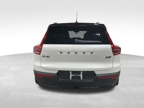 2026 Volvo XC40 B5 Ultra Black Edition