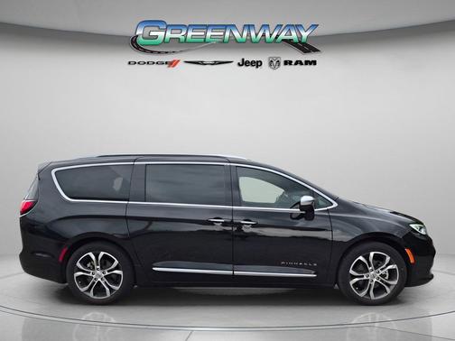 Diamond Black Crystal Pearlcoat 2024 Chrysler Pacifica L