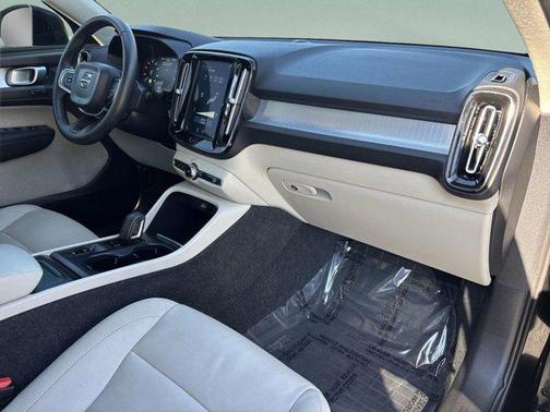 2020 Volvo XC40 T5 Momentum