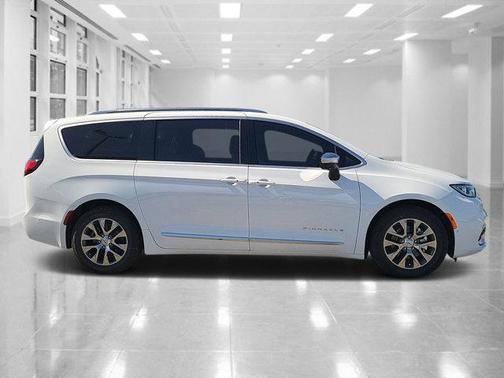 2025 Chrysler Pacifica L